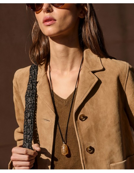 Chaqueta de Ante con Cuello Solapa – Yerse - primer plano de modelo con la chaqueta en el exterior a la luz del sol