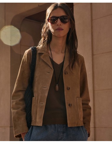 Chaqueta de Ante con Cuello Solapa – Yerse - modelo viste la chaqueta en un entorno urbano a contraluz