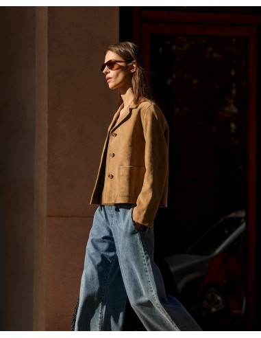 Chaqueta de Ante con Cuello Solapa – Yerse - modelo pasea a la luz del sol combinando la chaqueta de ante con unos jeans anchos