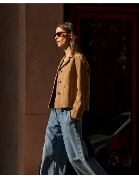 Chaqueta de Ante con Cuello Solapa – Yerse - modelo pasea a la luz del sol combinando la chaqueta de ante con unos jeans anchos