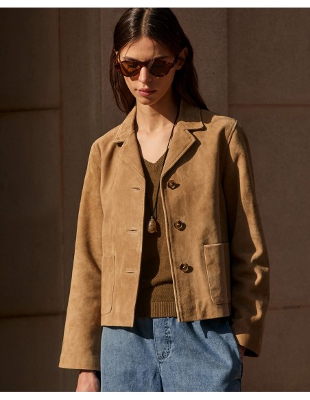 Chaqueta de Ante con Cuello Solapa – Yerse - modelo pasea vistiendo la chaqueta con gafas de sol