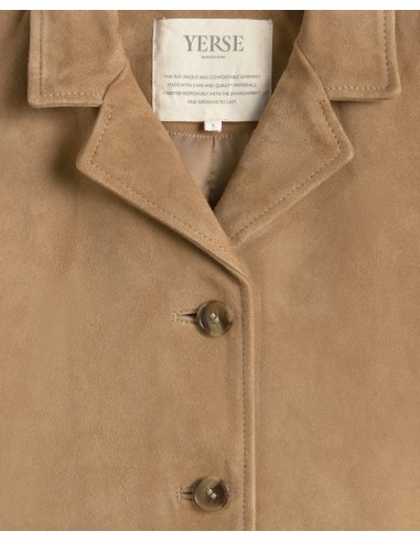 Chaqueta de Ante con Cuello Solapa – Yerse detalle en plano de cuello, botón, textura del ante y etiqueta interior de YERSE