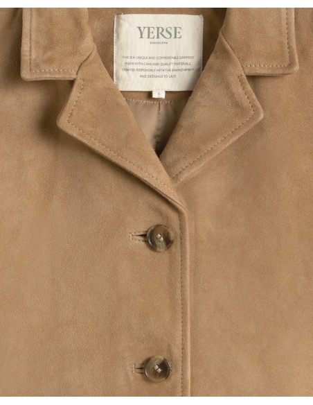 Chaqueta de Ante con Cuello Solapa – Yerse detalle en plano de cuello, botón, textura del ante y etiqueta interior de YERSE