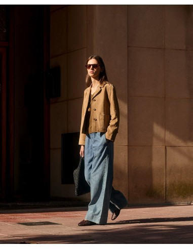 Chaqueta de Ante con Cuello Solapa – Yerse - modelo pasea a la luz del sol combinando la chaqueta de ante con unos jeans anchos