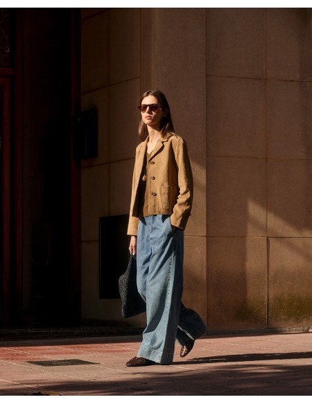 Chaqueta de Ante con Cuello Solapa – Yerse - modelo pasea a la luz del sol combinando la chaqueta de ante con unos jeans anchos