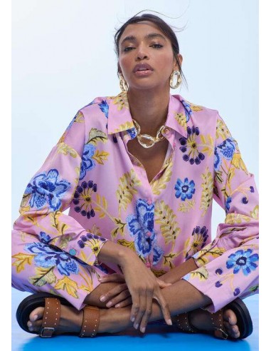 Camisa satinada oversize de flores Lola Casademunt - modelo sentada en postura relajada con la camisa
