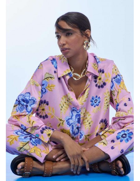 Camisa satinada oversize de flores Lola Casademunt - modelo sentada en postura relajada con la camisa