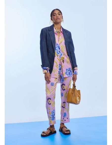 Camisa satinada oversize de flores Lola Casademunt - combinada con pantalón a juego y americana denim
