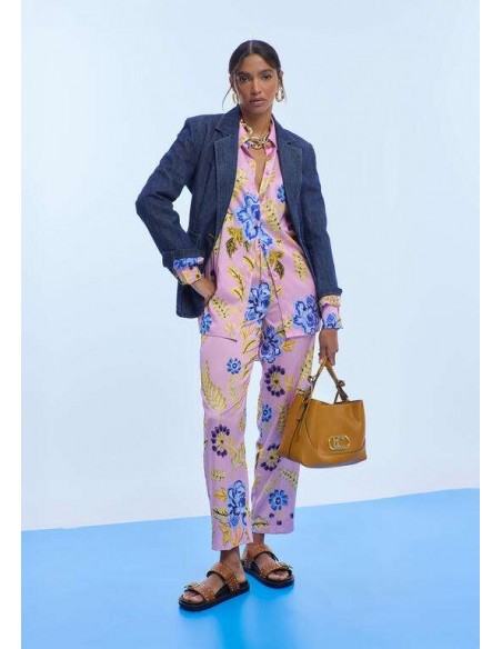 Camisa satinada oversize de flores Lola Casademunt - combinada con pantalón a juego y americana denim