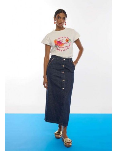 Camiseta blanca de algodón con loro multicolor y plumas LOLA CASADEMUNT - combinada con falda denim