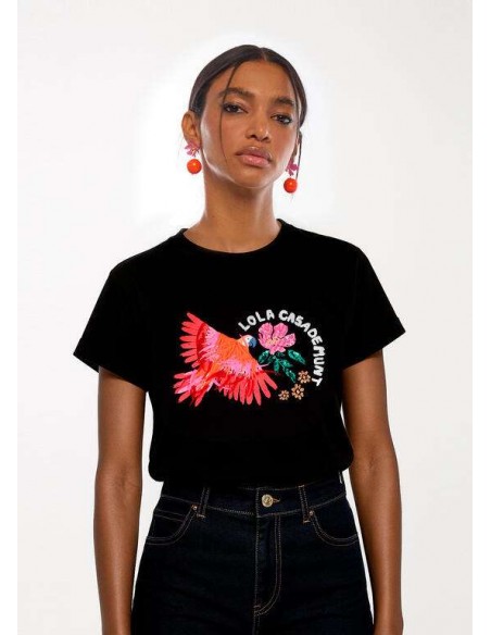 Camiseta negra de algodón con loro multicolor y logo LOLA CASADEMUNT