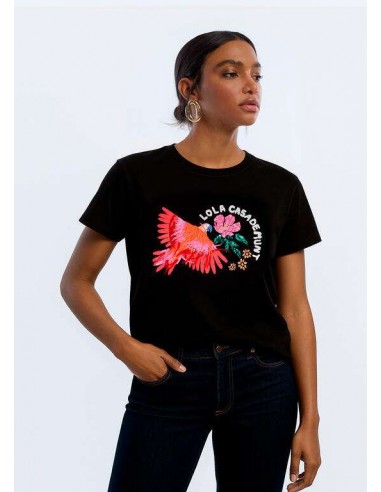 Camiseta negra de algodón con loro multicolor y logo LOLA CASADEMUNT