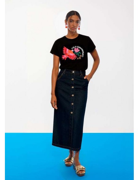 Camiseta negra de algodón con loro multicolor y logo LOLA CASADEMUNT